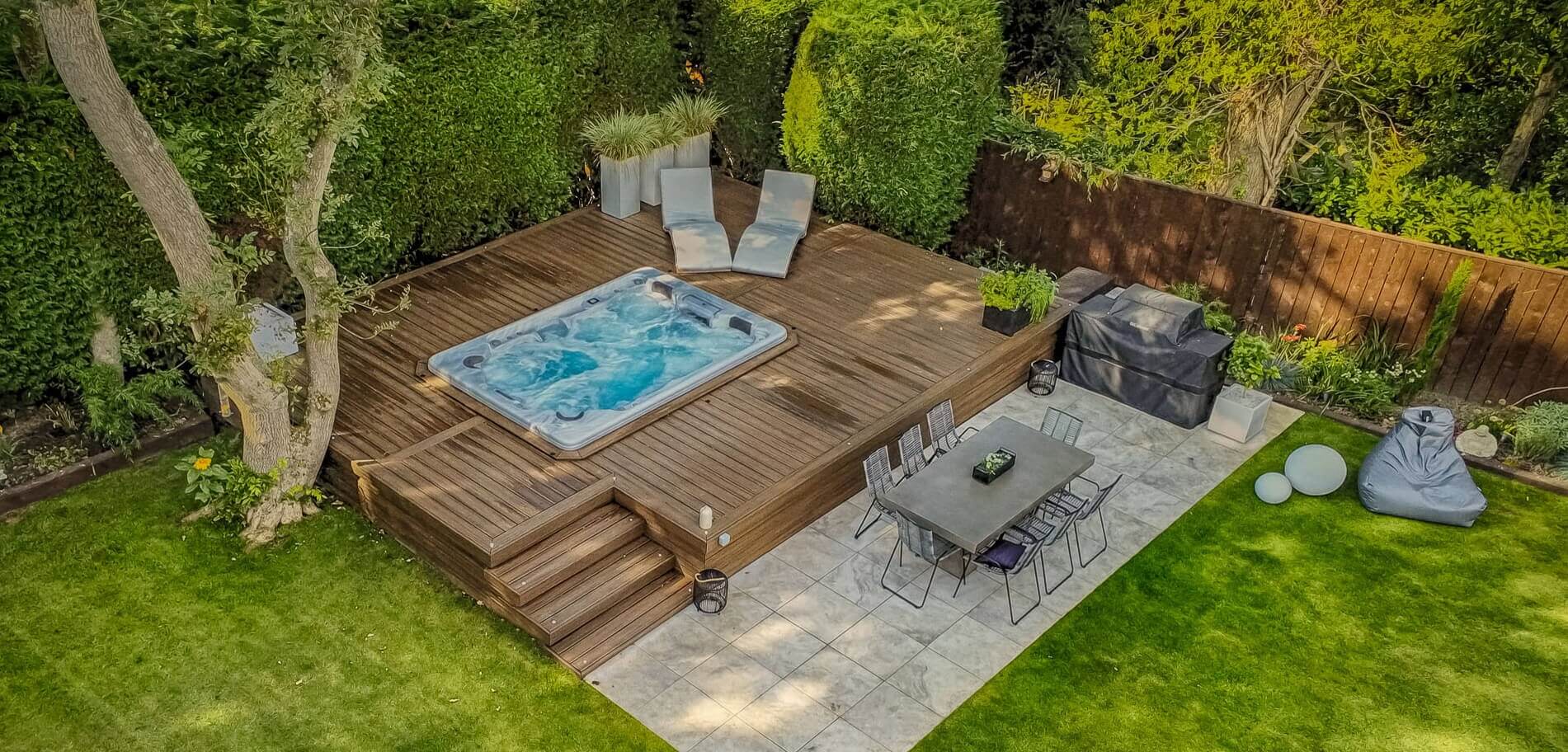 V lesen podest vgrajen masažni bazen na lepem vrtu.